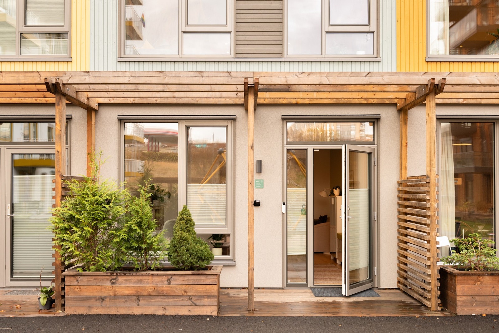 Boligen ligger skjermet til med flotte fellesarealer og lekeapparater like utenfor ytterdøra. Galleribilde