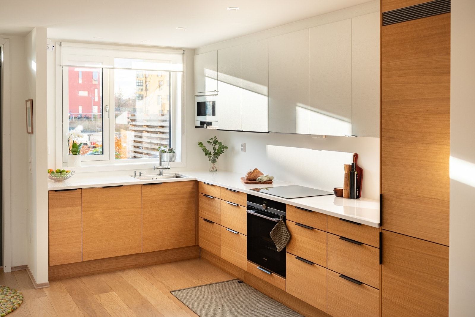 Kjøkkenet har også integrerte hvitevarer fra Siemens av god kvalitet, hvor man bla. har stekeovn med pyrolysefunksjon. Galleribilde