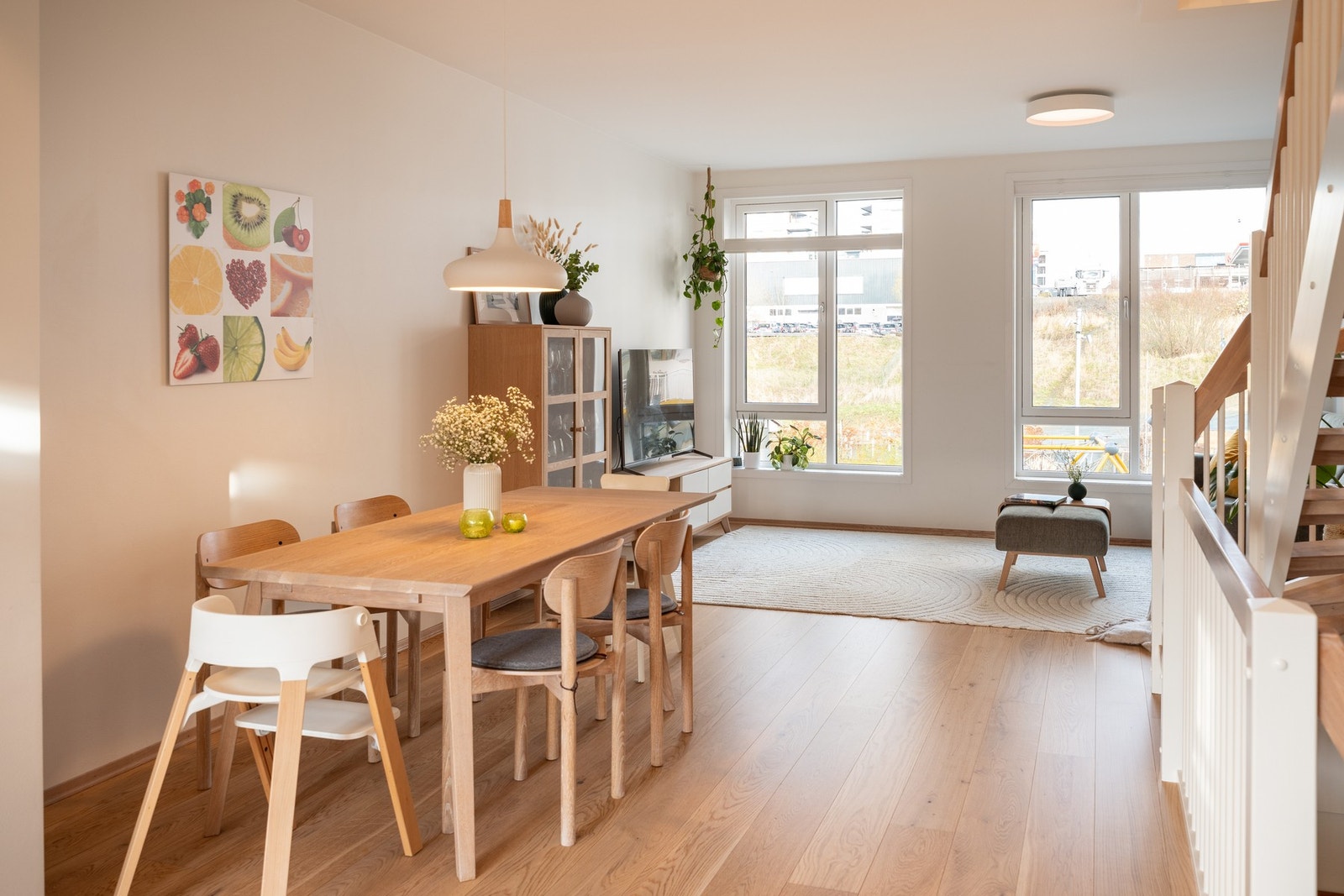 Huset innehar en høy boligstandard med vannbåren gulvvarme, balansert ventilasjon, oppvarmet garasjekjeller og flere oppgraderinger utover standard leveranse. Galleribilde