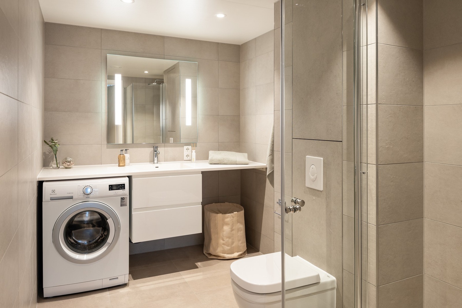 Badet holder samme stilrene standard som badet oppe og er av god størrelse. Galleribilde