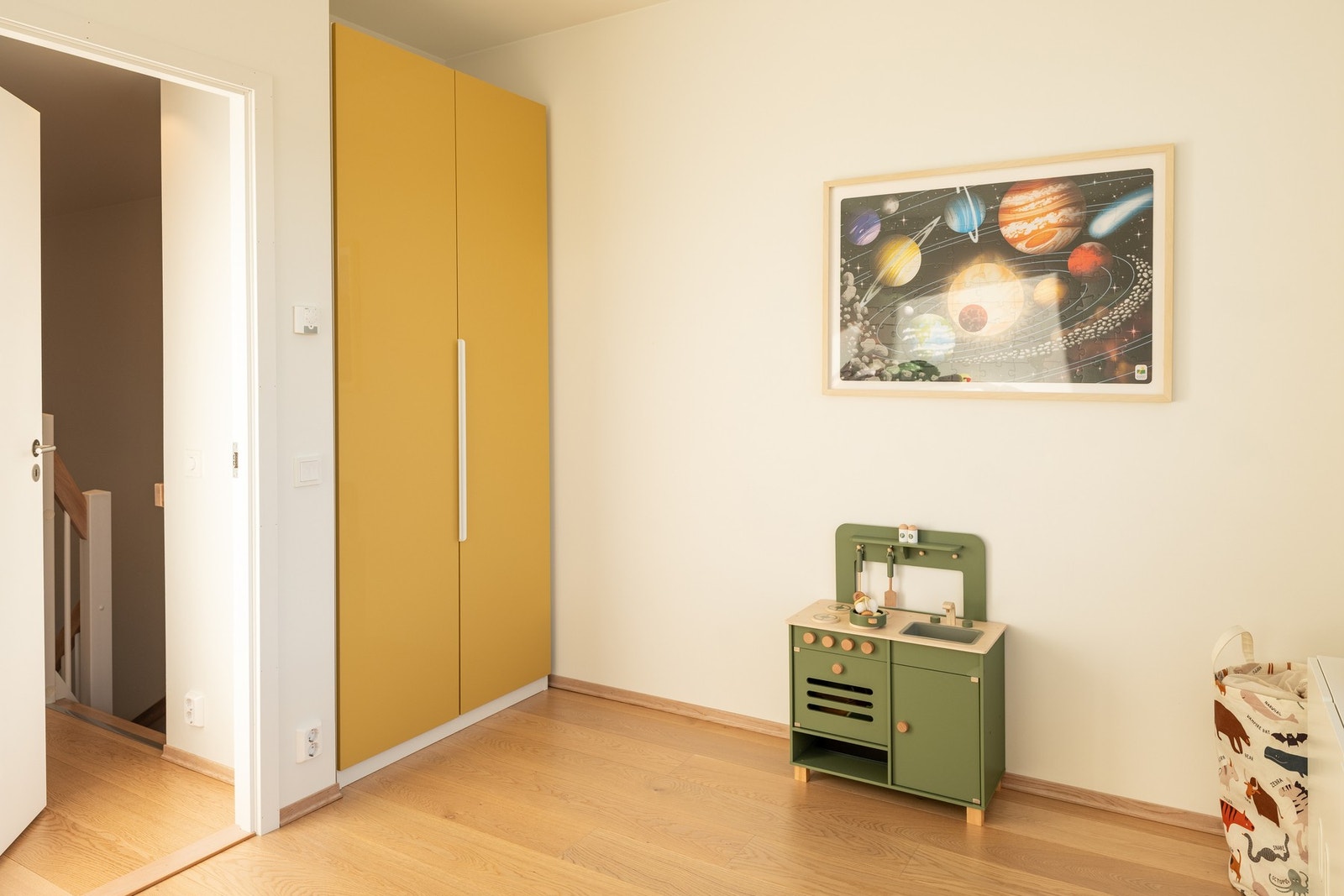 Boligen er svært innholdsrik med sine fire soverom, to bad og kjellerstue. Galleribilde