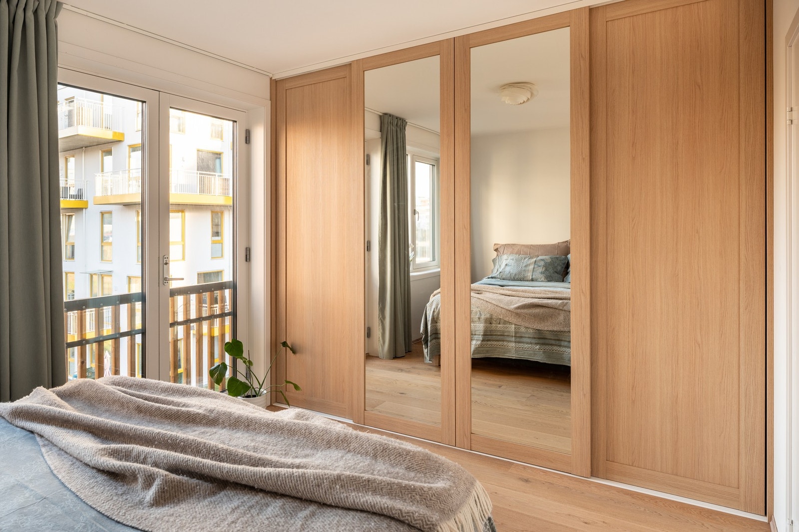 Stilren, spesialtilpasset garderobe med dører i eik. Galleribilde