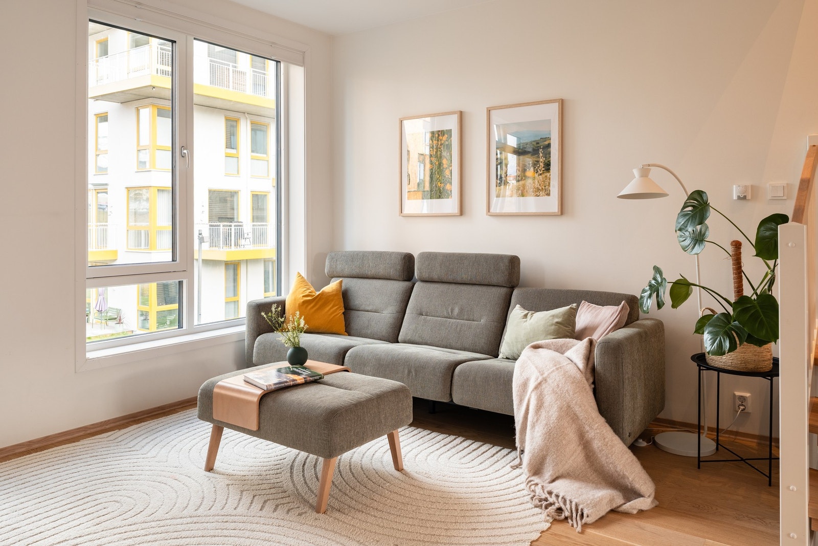 Boligen har en stilsikker fremtoning med slette, nøytrale flater og hvitoljet 1-stavs eikeparkett gjennomgående for hele huset. Galleribilde