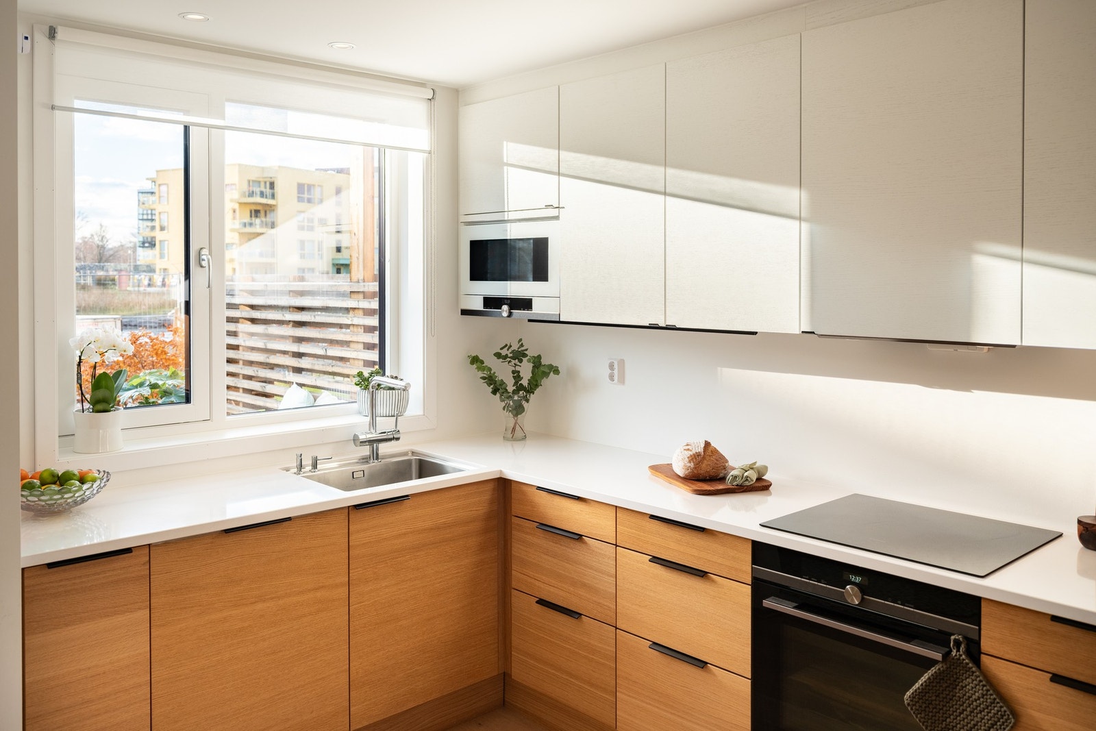 Stilrent Sigdal-kjøkken med oppgradert eikefronter og Silestone benkeplate. Galleribilde