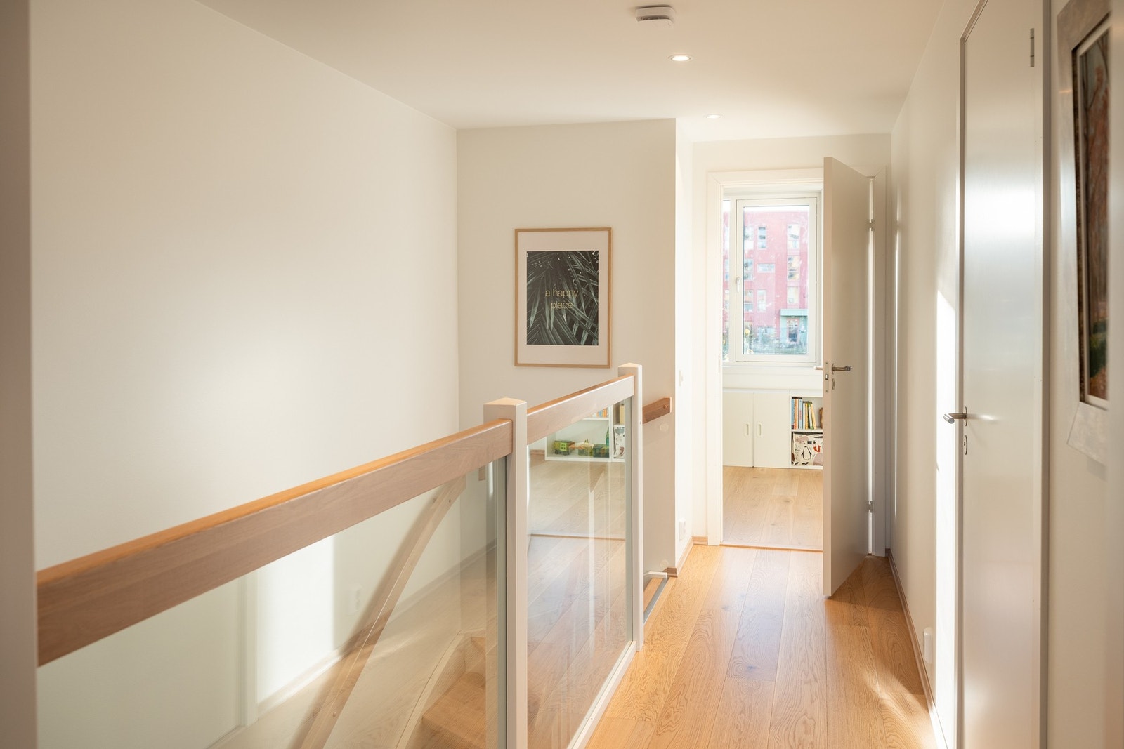 Oppe i andre etasje finner man soverom og bad. Her er det et i dag to soverom på 14 kvm., men med mulighet til å tilbakeføre til opprinnelige tegninger med tre soverom. Galleribilde