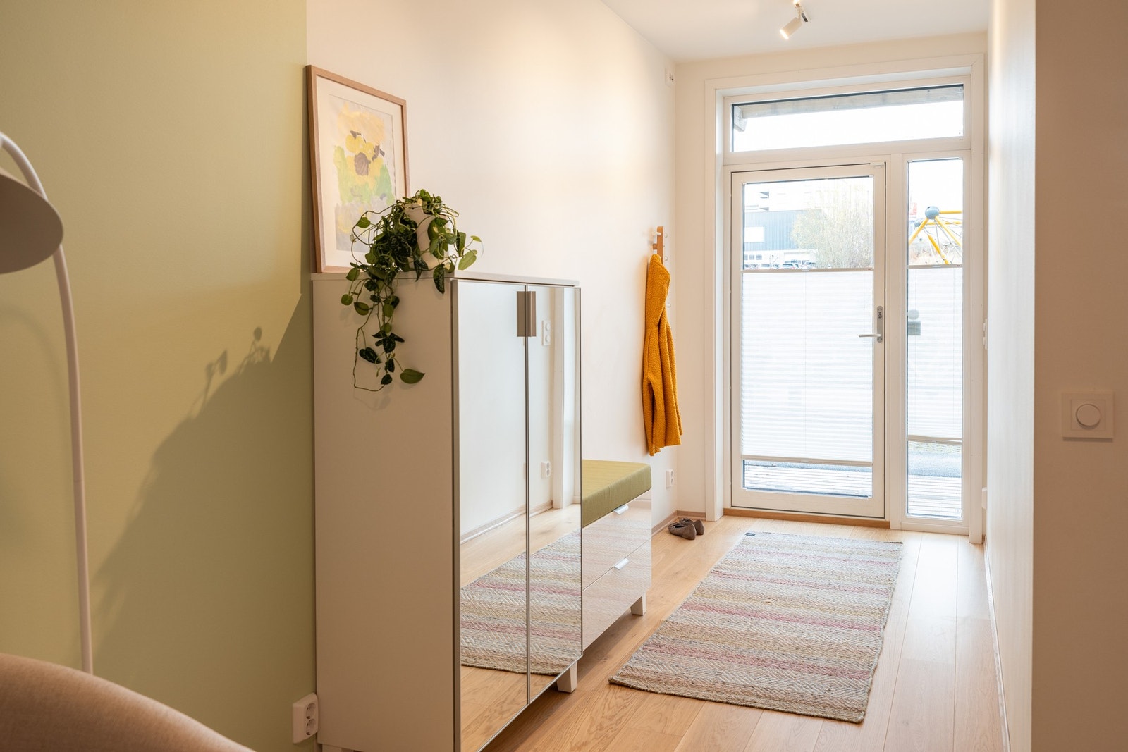 Hyggelig inngangsparti fra sokkelen som selger har brukt som hovedinngang til hverdags. Galleribilde