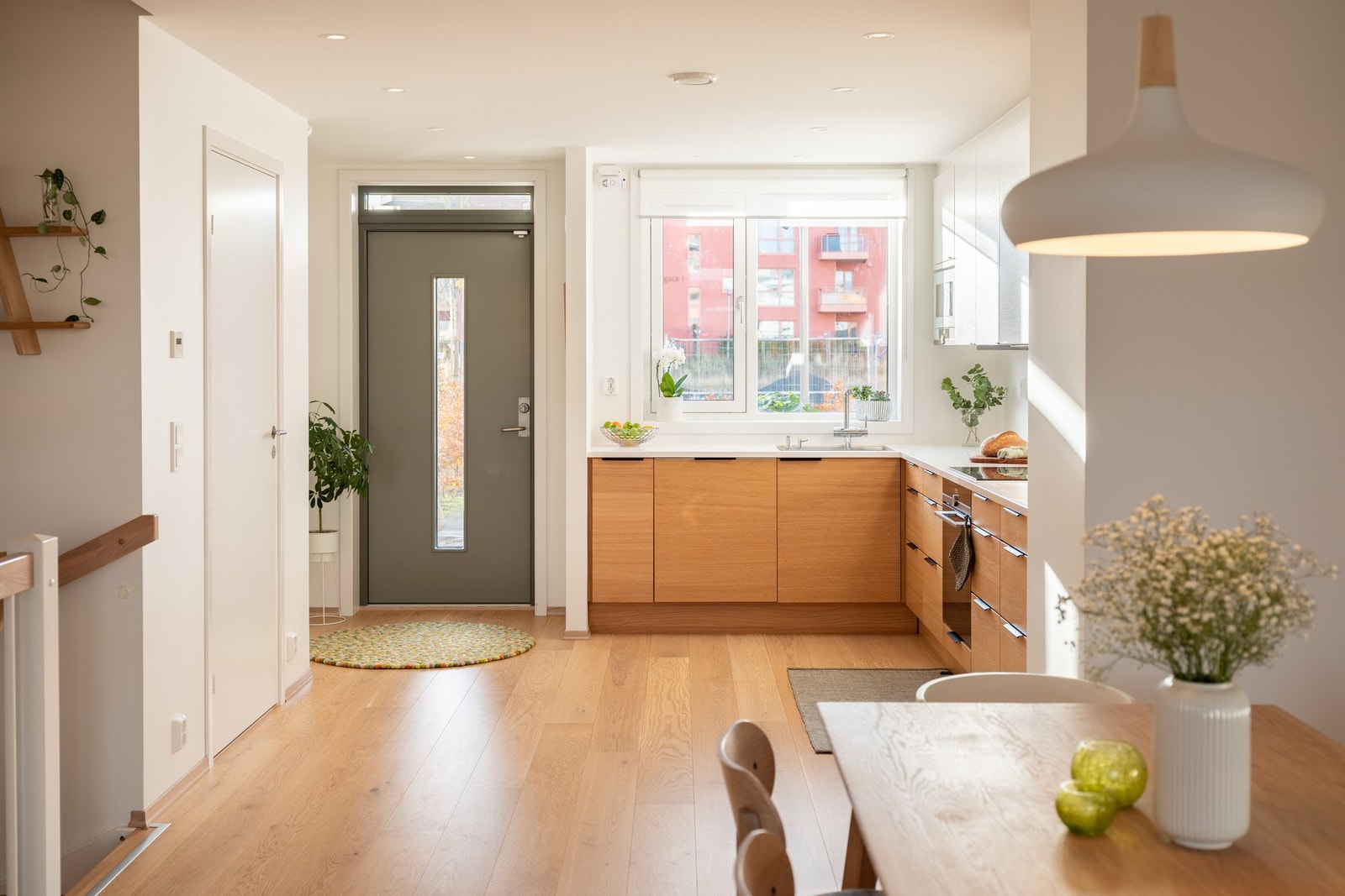 Gjennomgående, lys planløsning hvor stue og kjøkken ligger i åpen løsning. Galleribilde