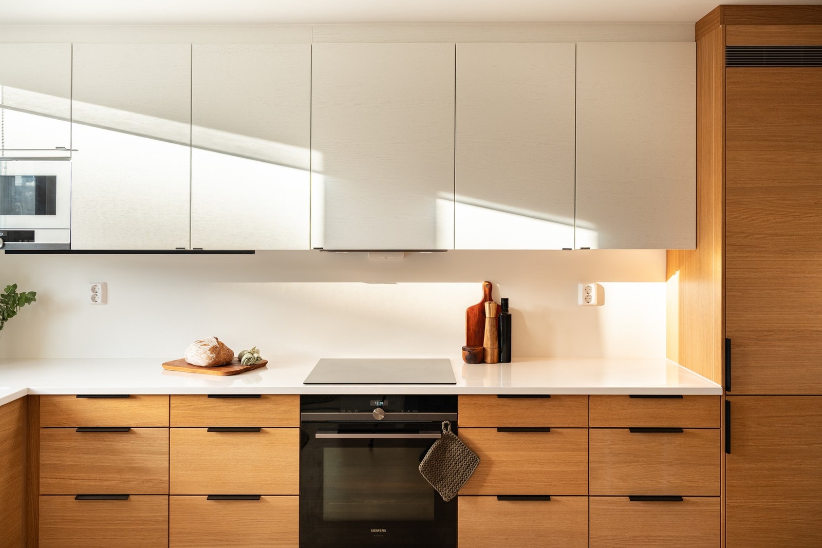 Kjøkkenet har rikelig med oppbevaring både i under- og overskap. Galleribilde