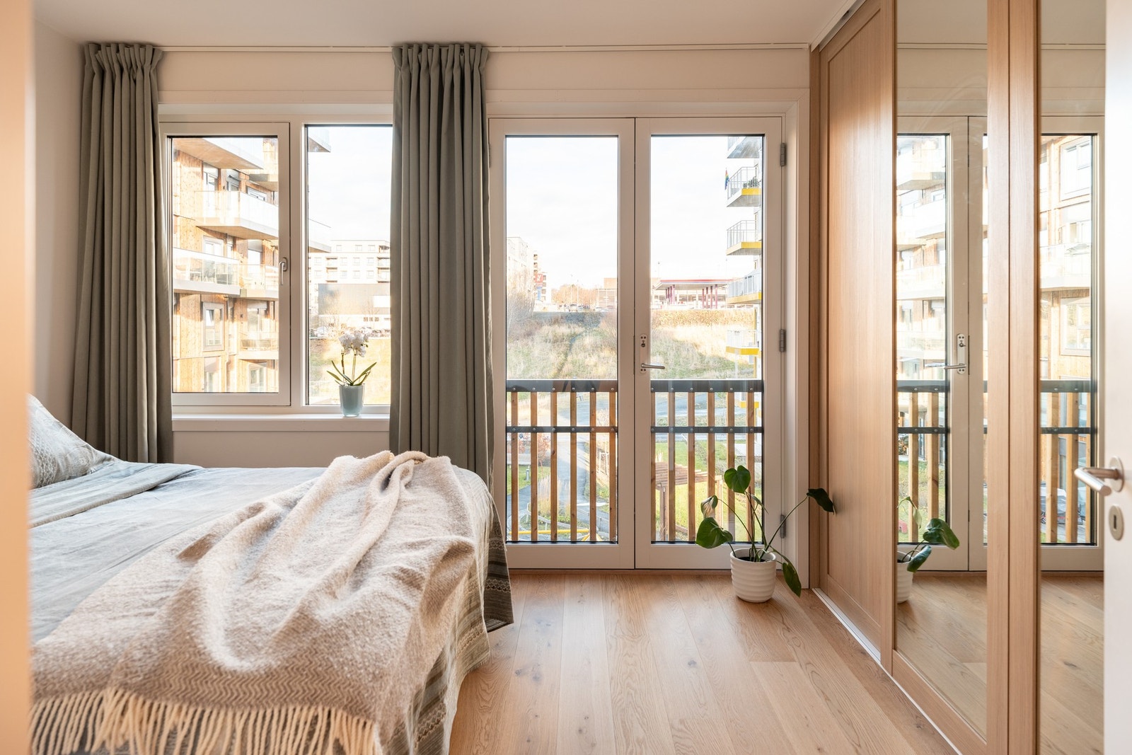 Fransk balkong med utsyn mot nærområdet. Galleribilde