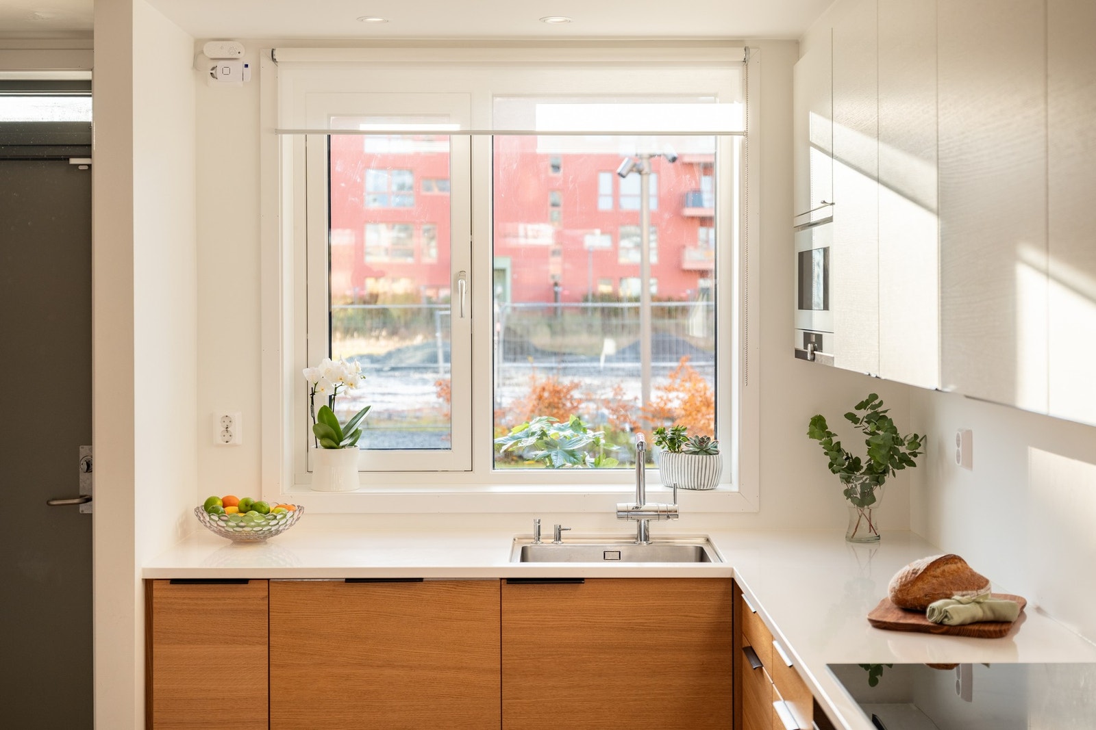 Fra kjøkkenet har man utsyn mot tunet på framsiden av huset og oversikt over hage/terrasse. Galleribilde