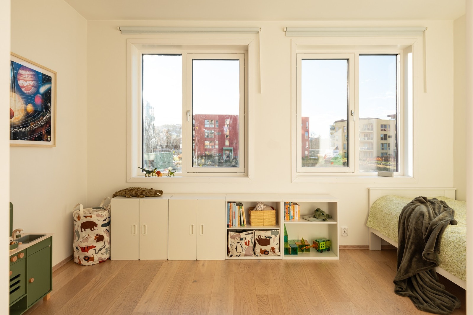 Stort barnerom på 14,5. Dette rommet er opprinnelig to soverom og vil være godkjent som to soverom om man tilbakefører til opprinnelig løsning. Galleribilde