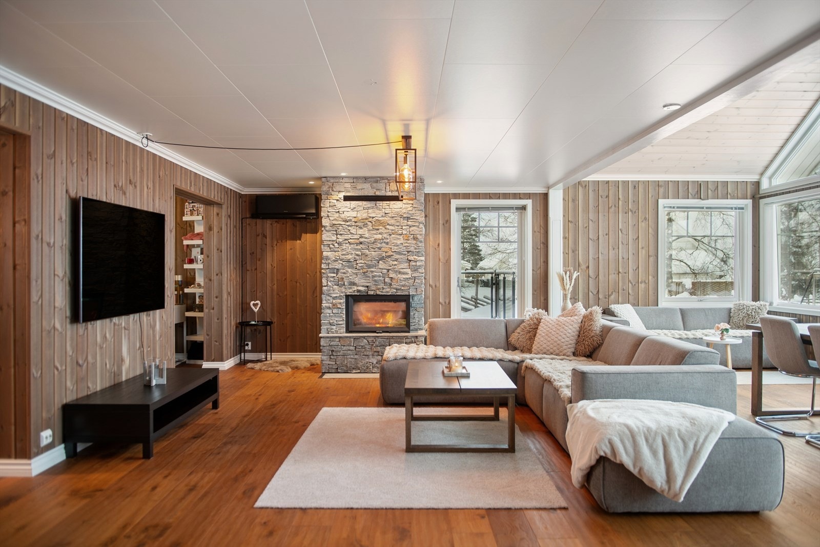 En peisinnsats for ekstra varme og hygge er etablert i stuen, samt en luft/luft-varmepumpe. Galleribilde