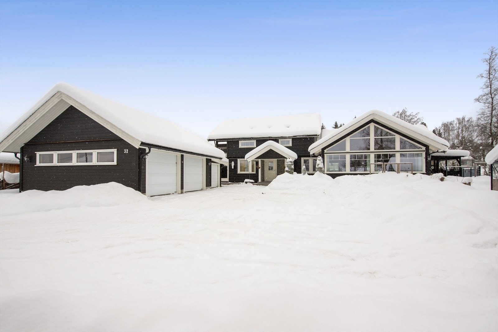 Eiendommen måler 1 433kvm og er opparbeidet med plen, beplantning og gruset gårdsplass. Galleribilde