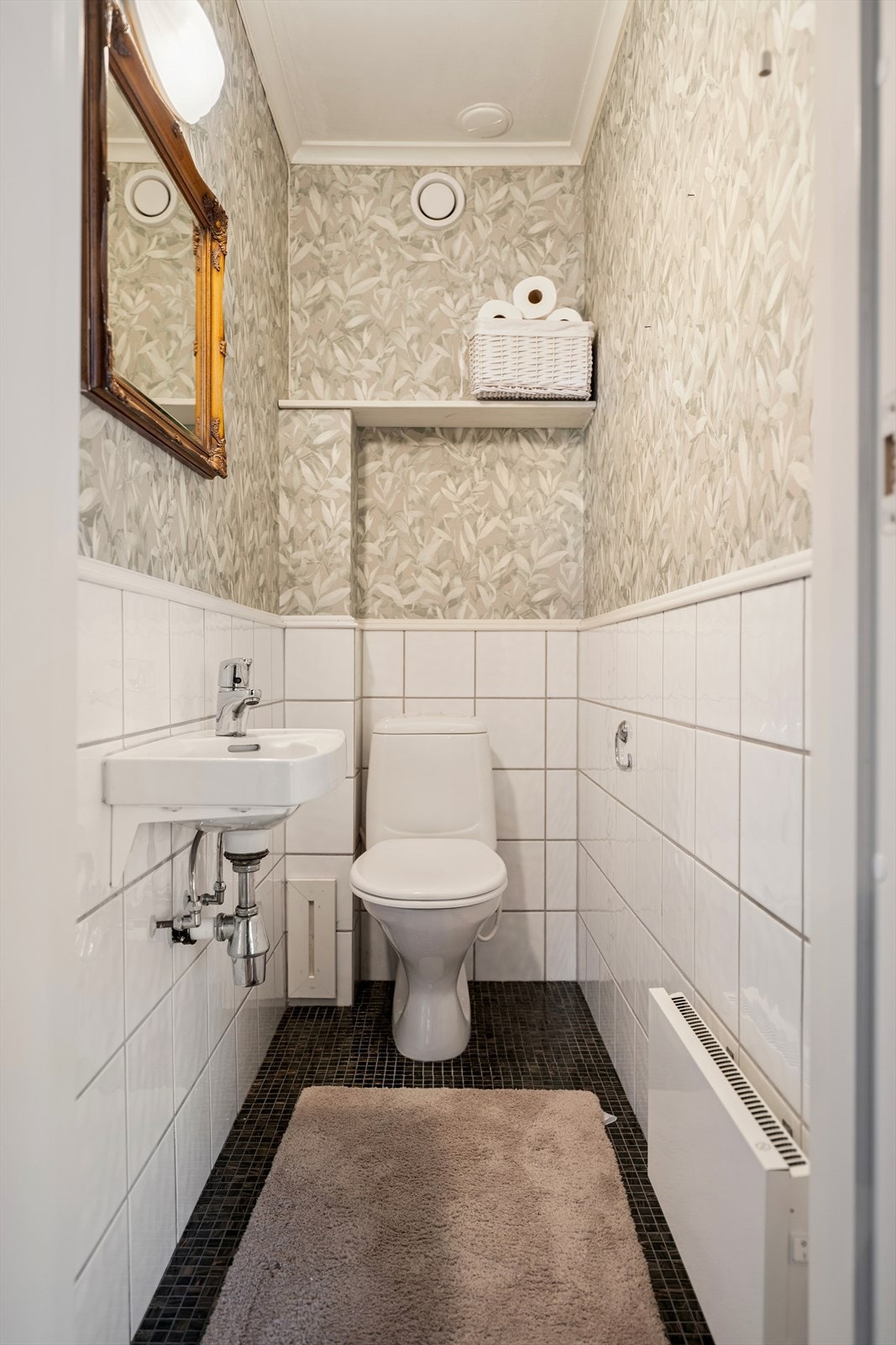 Boligens andre bad i første etasje er et funksjonelt våtrom med dusjkabinett og gulvvarme. Galleribilde