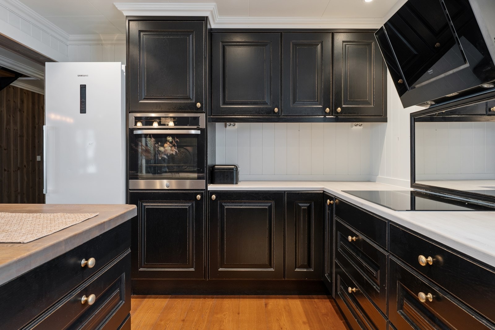 Kjøkkenet er utstyrt med integrert stekeovn, koketopp, oppvaskmaskin og kombiskap. Det er også installert komfyrvakt og Waterguard. Galleribilde