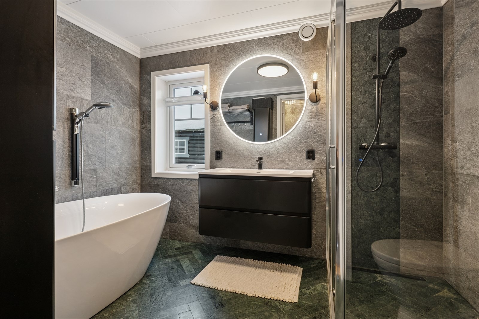 I boligens 1. etasje finner du to bad beliggende. bad 1 ble oppgradert i 2019. Galleribilde