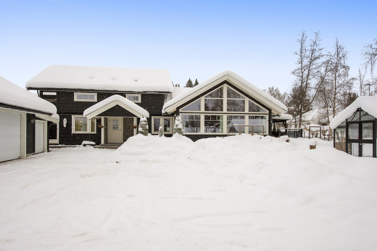 Velkommen til en Rudslåtten 32! En solrik og godt skjermet eiendom med fine utsiktforhold. Galleribilde