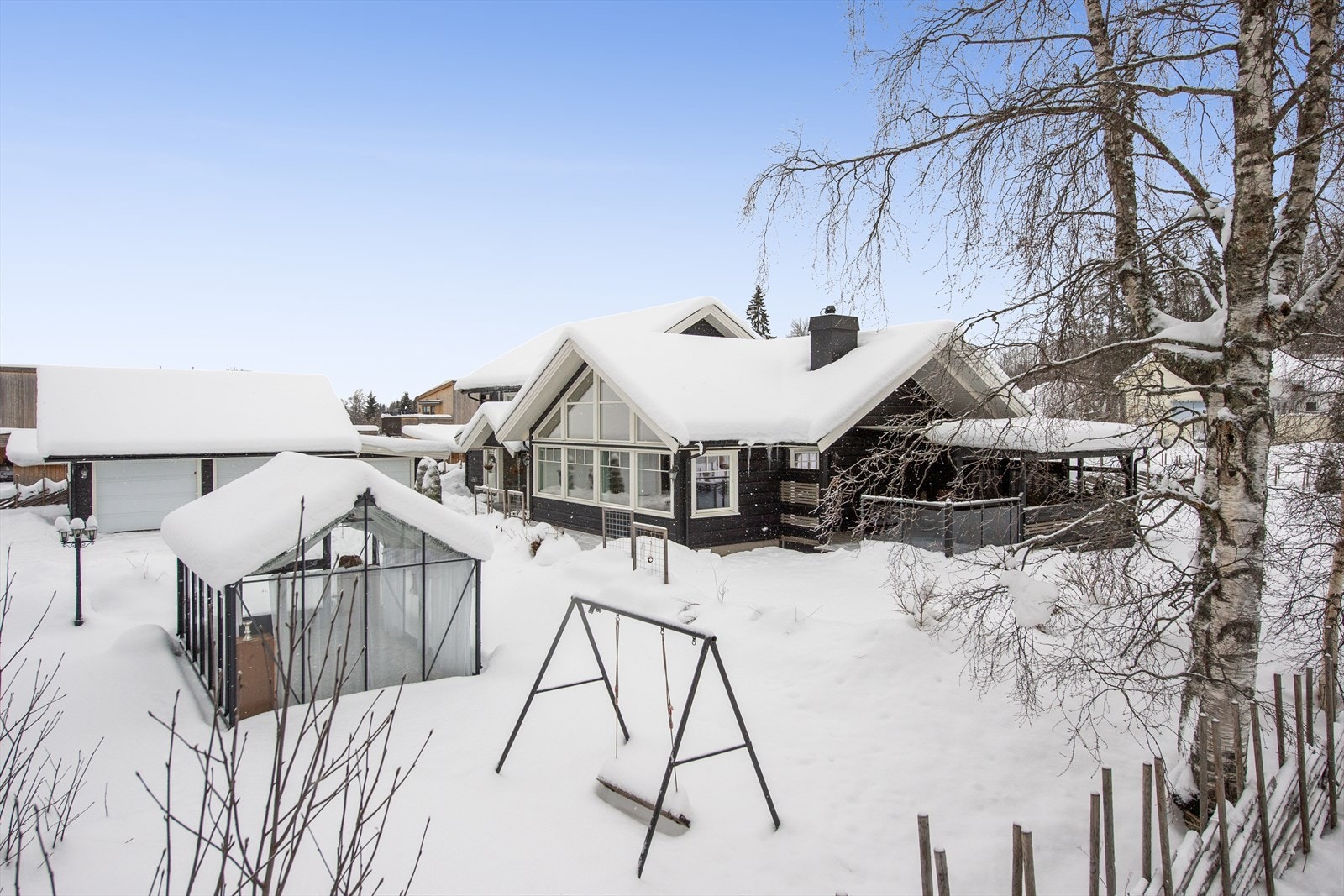Eiendommen ligger i et etablert og familievennlig boligområde på Raufoss, skjermet og fredelig. Galleribilde