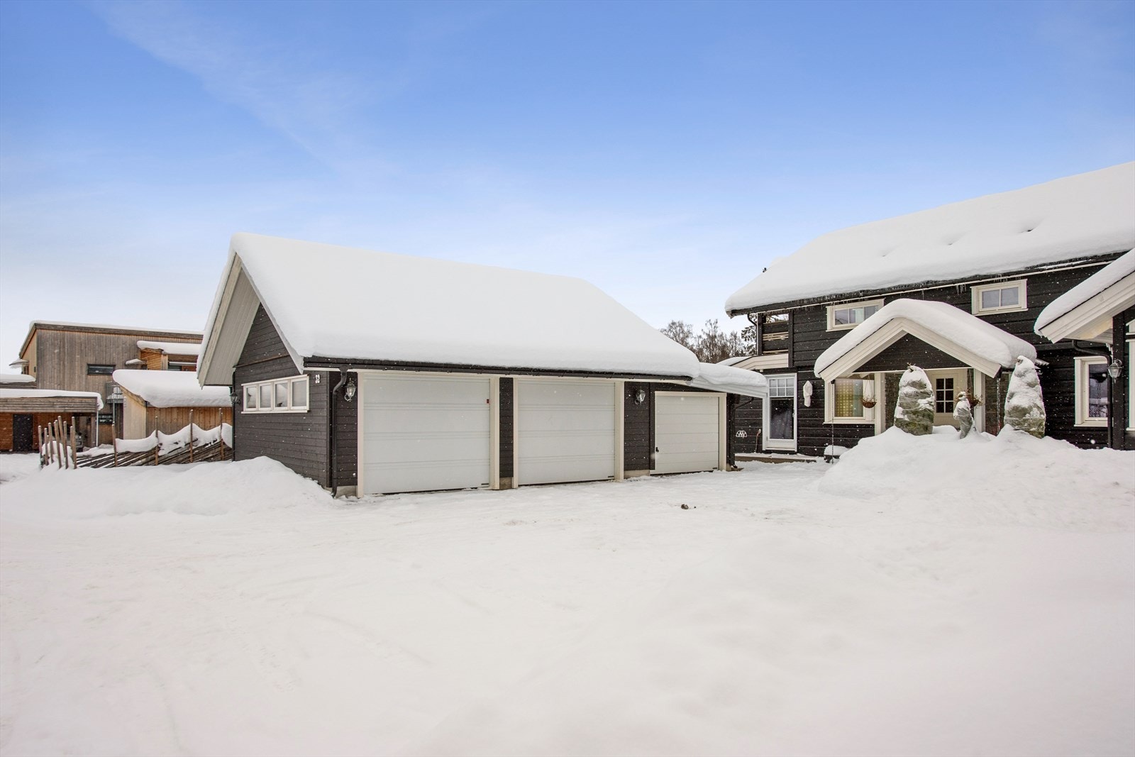 Garasjen måler 65 kvm, og har i senere tid blitt tilbygget på østsiden. Galleribilde