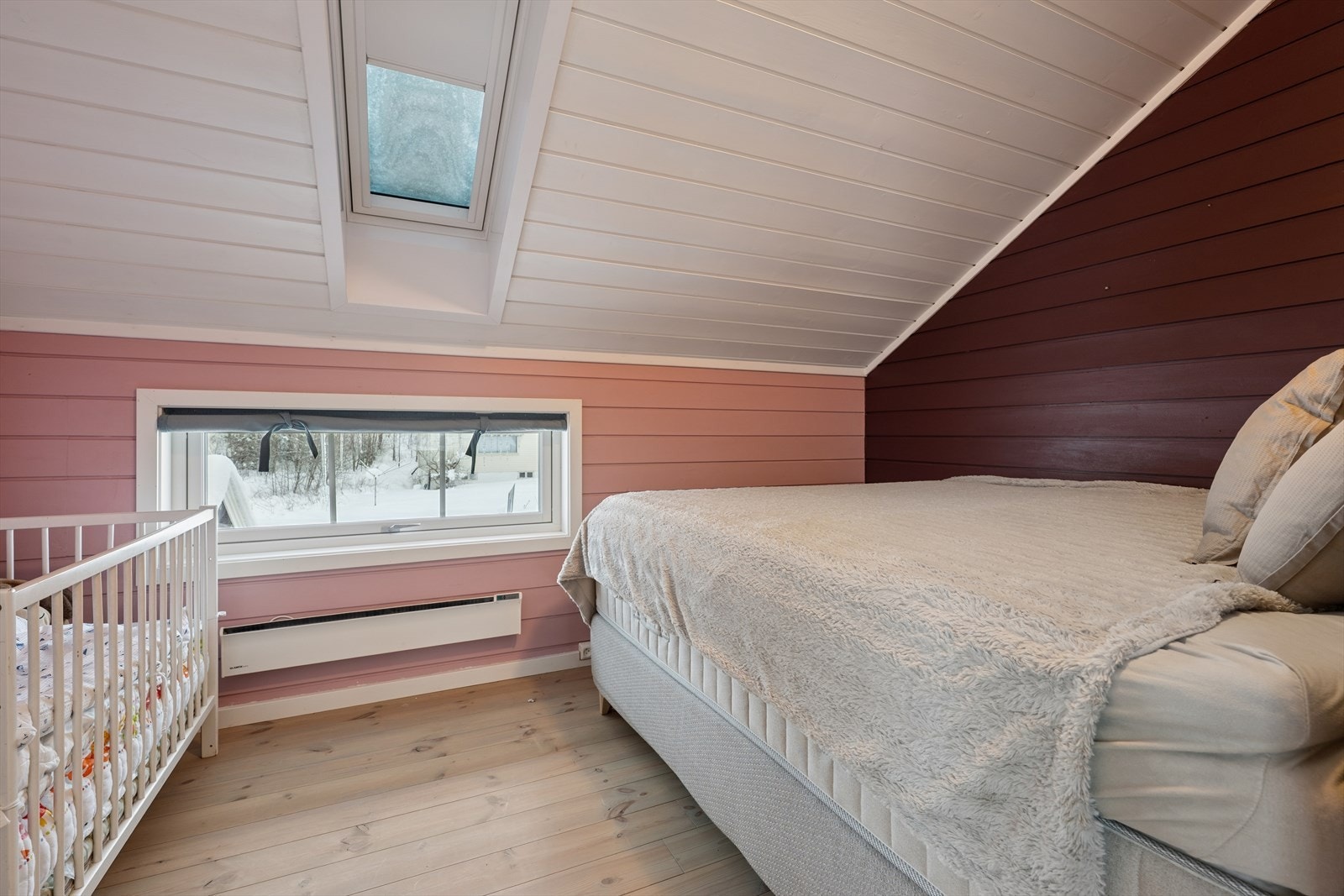 Rommene varmes opp med elektriske panelovner. Galleribilde