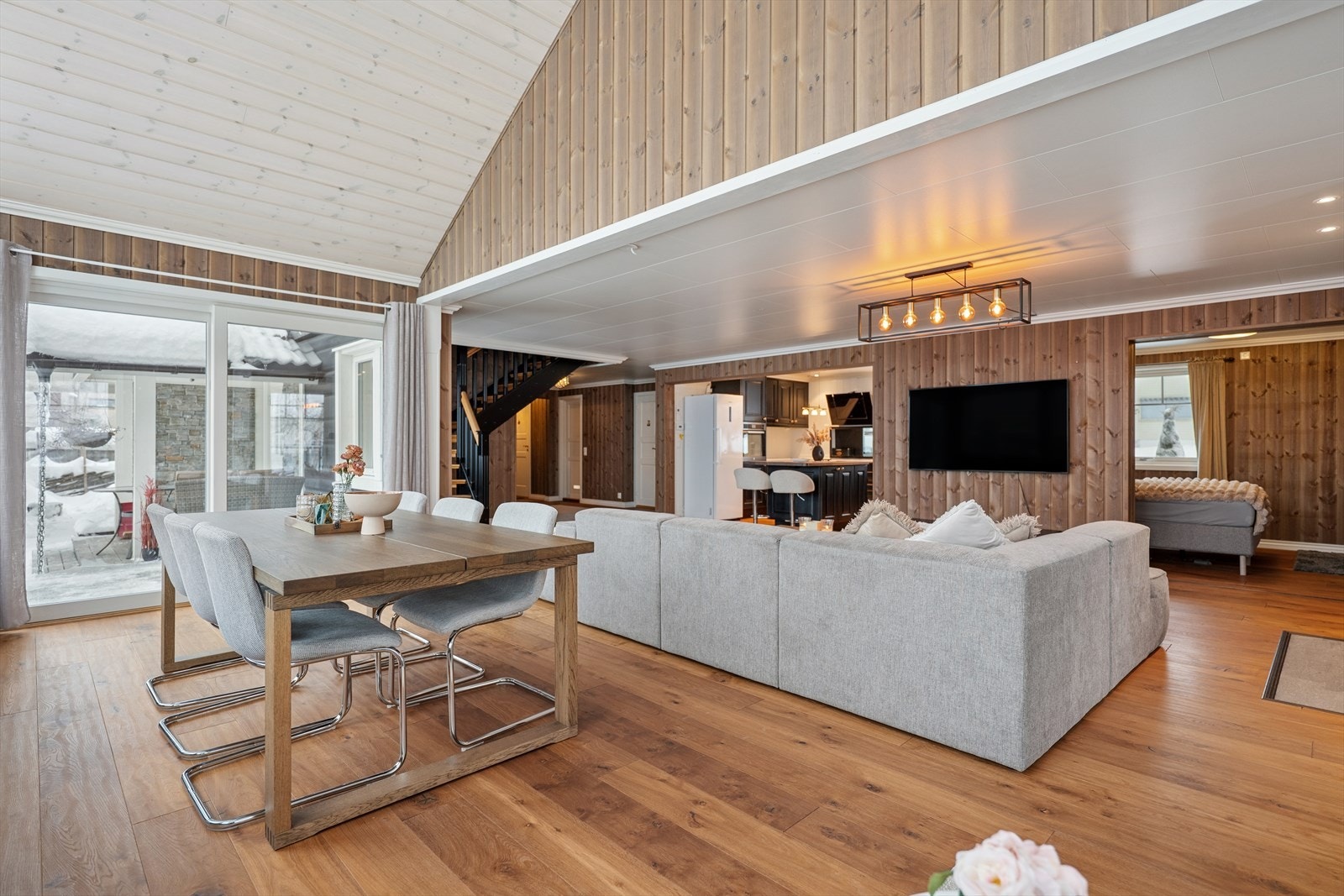 Fra stuen gir en heve/skyvedør direkte utgang til den sørvestvendte terrassen. Galleribilde