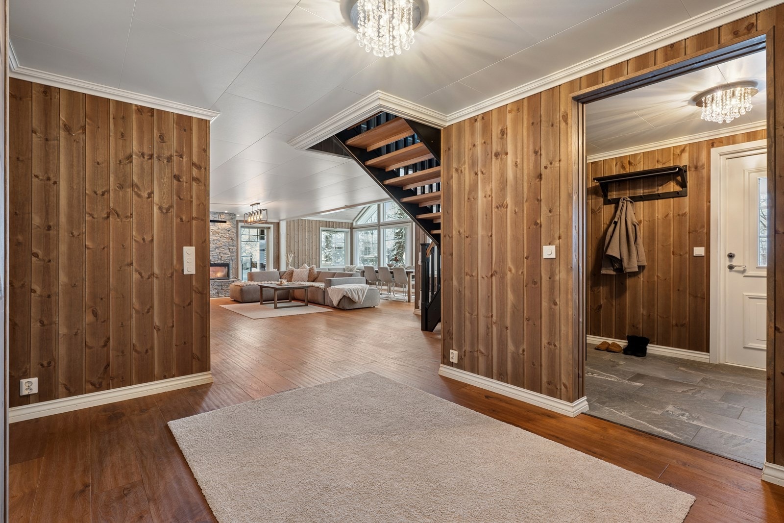 Fra entreen er det videre adkomst til en gang som fordeler tilgang til etasjens ulike rom. Galleribilde