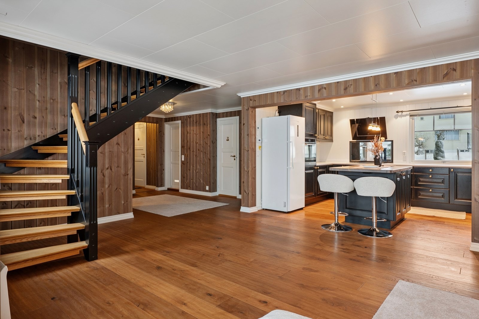 I åpen løsning med stuen ligger kjøkkenet. Galleribilde