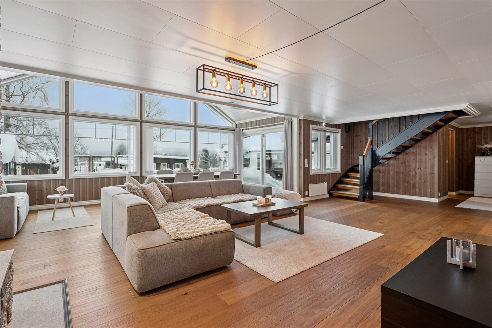 Stuen kan skilte med svært godt lysinnslipp fra store vindusflater på vestsiden. Galleribilde