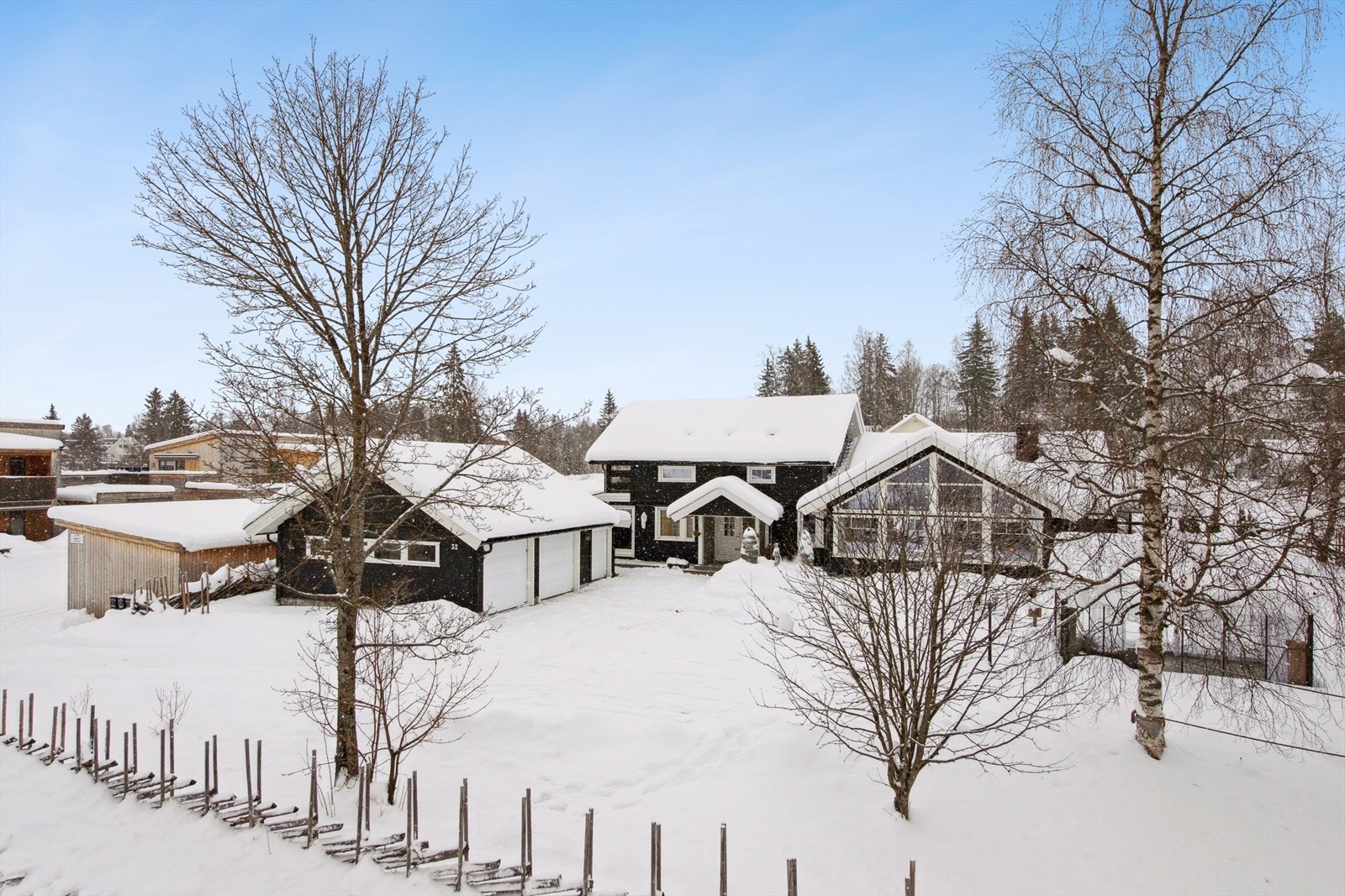 Eiendommen er omringet med skigard. Galleribilde