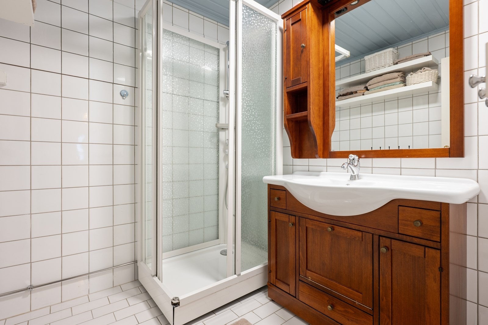 Boligens andre bad i første etasje er et funksjonelt våtrom med dusjkabinett og gulvvarme. Galleribilde