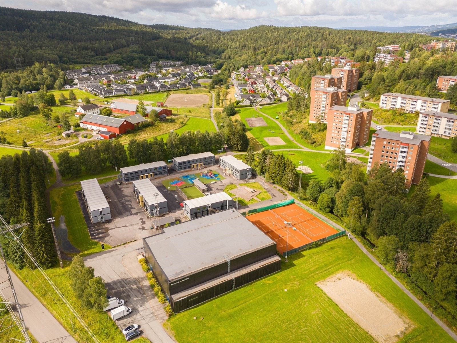 I nærområdet ligger Ellingsrud Flerbrukshall med flere fasiliteter og aktivitetstilbud. Galleribilde