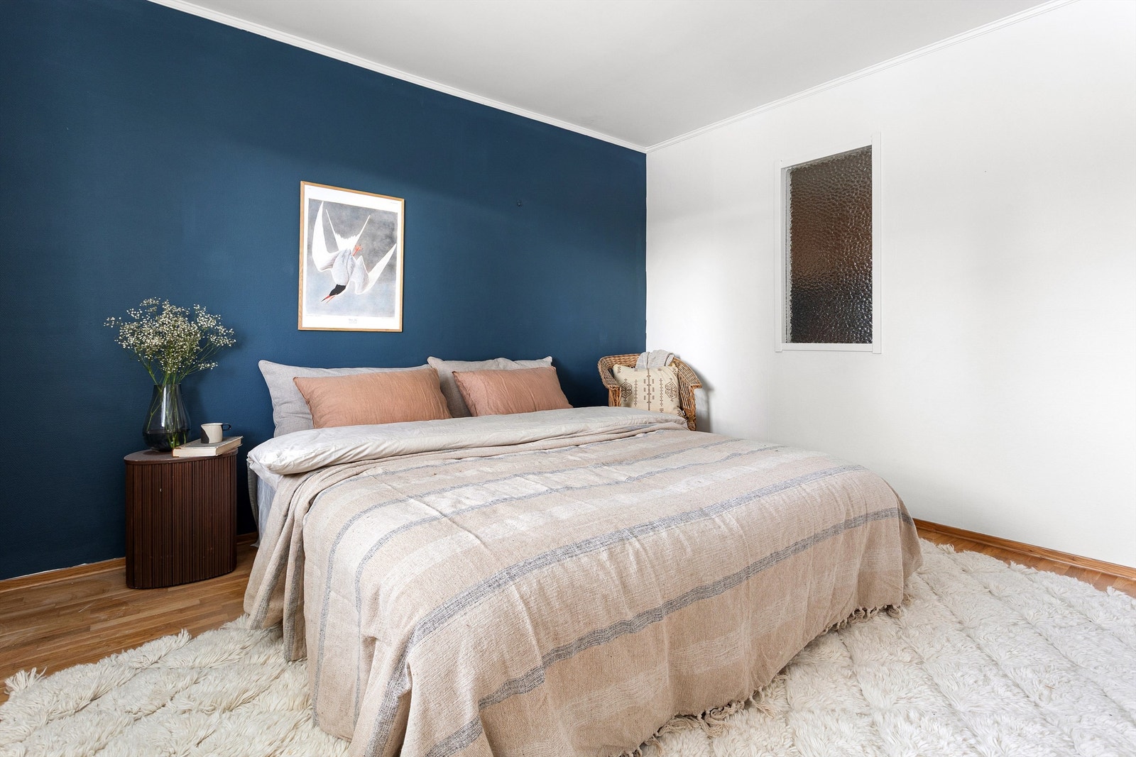 Soverommet har god plass til dobbeltseng med tilhørende nattbord, samt gode muligheter for klesoppbevaring i garderobeskap. Galleribilde