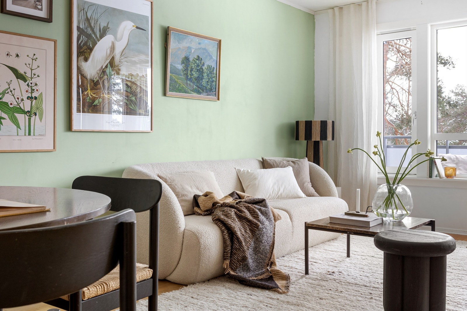 Store vindusflater sørger for godt med naturlig lys og gir en god romfølelse. Galleribilde