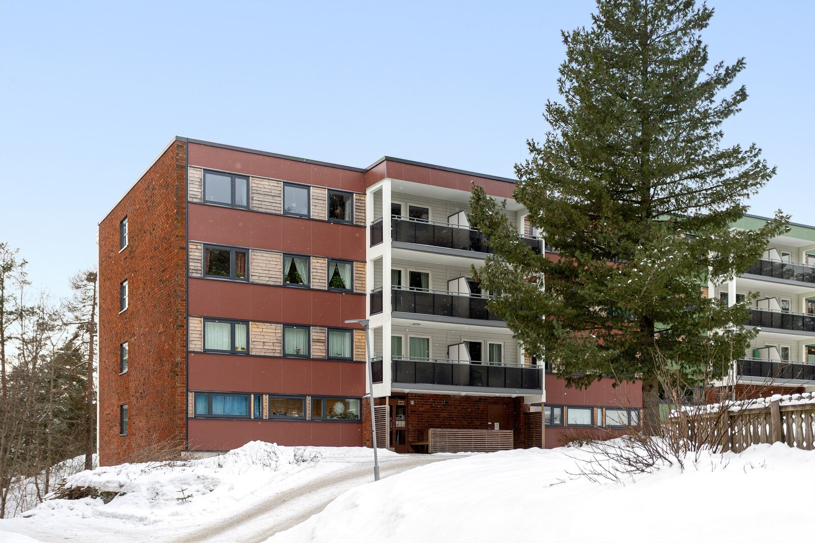 Eiendommen ligger i et rolig og etablert boligområde med store, åpne grøntområder. Galleribilde