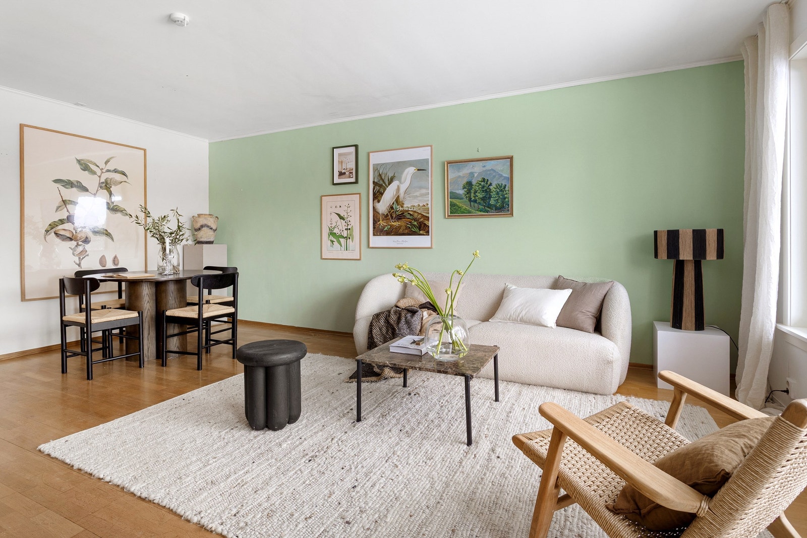 Stuen har slette overflater, 3-stavs parkett og en takhøyde på ca. 2,39 m, som gir en luftig romfølelse. Galleribilde