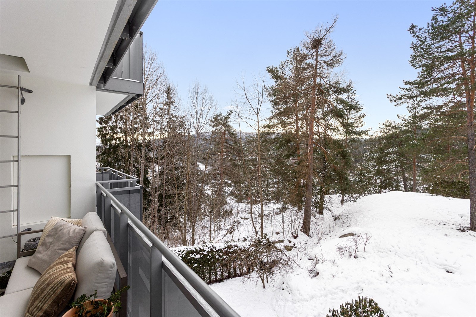 Med utsyn mot grønne og rolige omgivelser, samt en skjermet beliggenhet, ligger alt til rette for avslappende og solrike stunder utendørs. Galleribilde