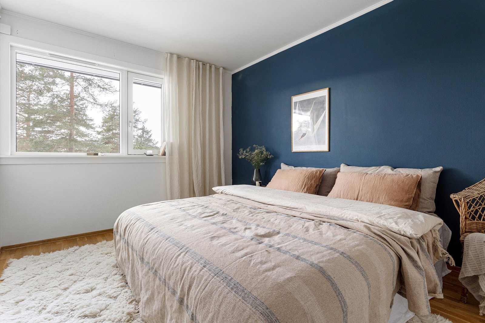 Rommet vender ut mot de grønne fellesarealene som omkranser sameiet - stille og rolig! Galleribilde