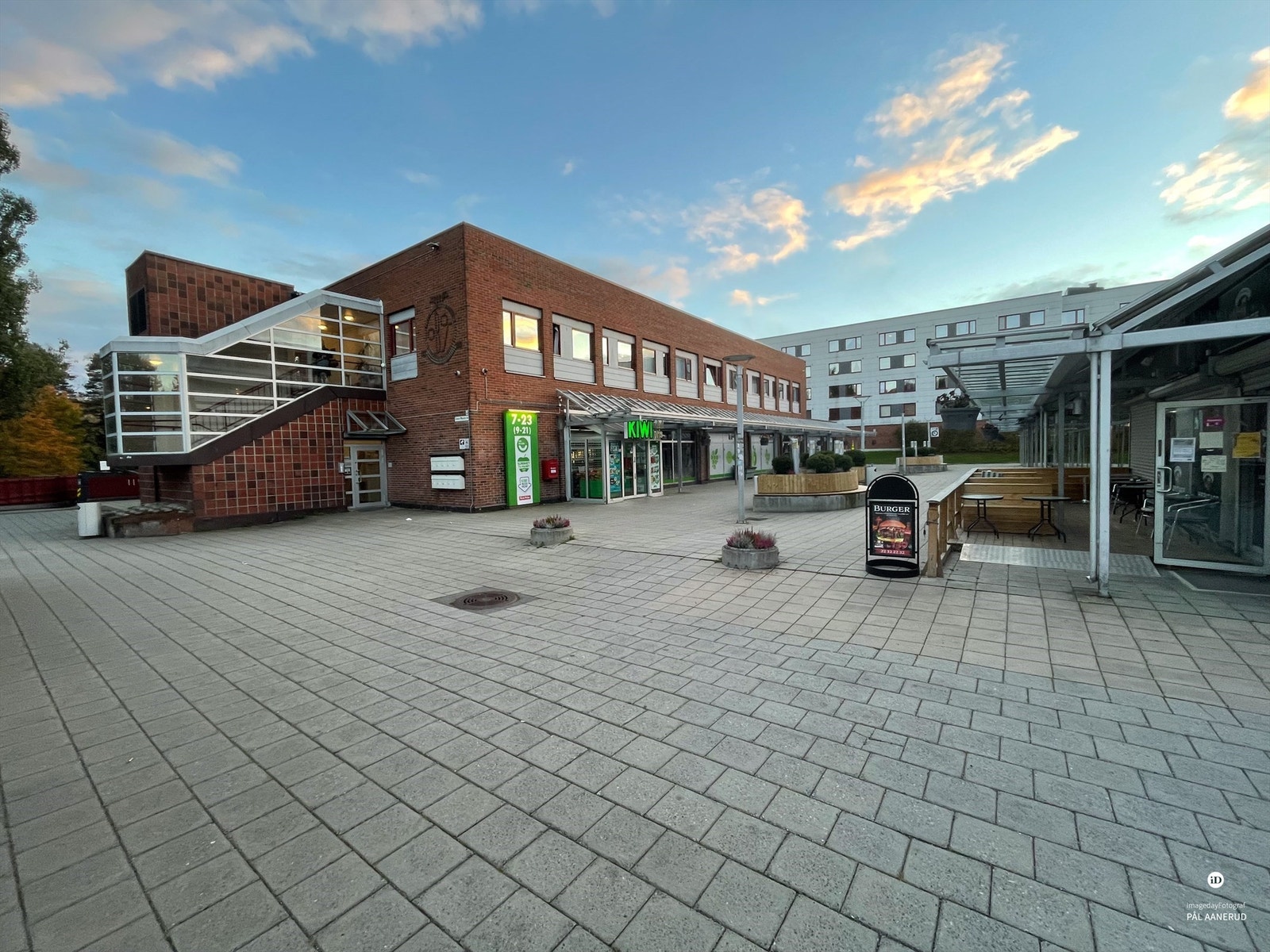 Nærbutikken Kiwi ligger på Ellingsrud senter kun få minutter unna. Her finner du også Mariannes Heritage som er det lokale matstedet, frisør og forandringshuset. Galleribilde