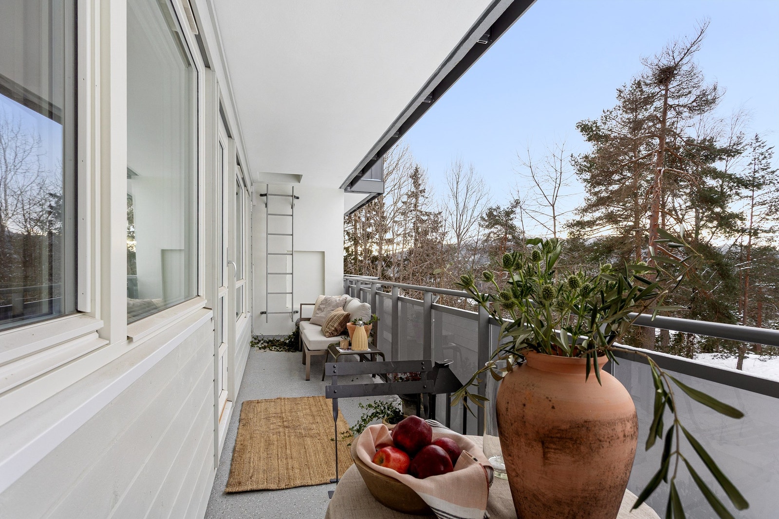 Her har du sol helt fra 10-23 i sommerhalvåret. En flott forlengelse av oppholdsarealet! Galleribilde