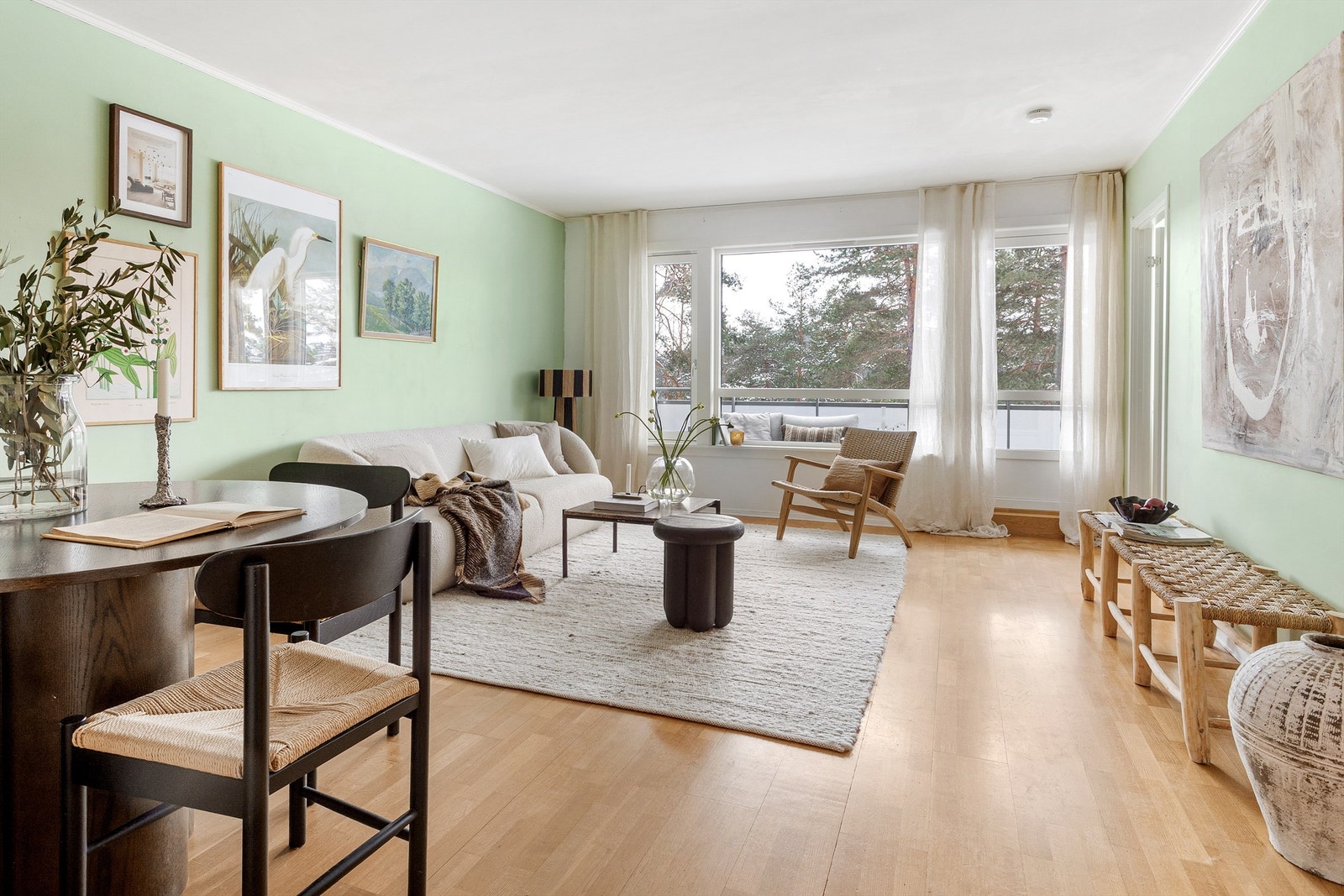 Romslig og lys stue med gode møbleringsmuligheter og plass til både sofa- og spisegruppe. Galleribilde