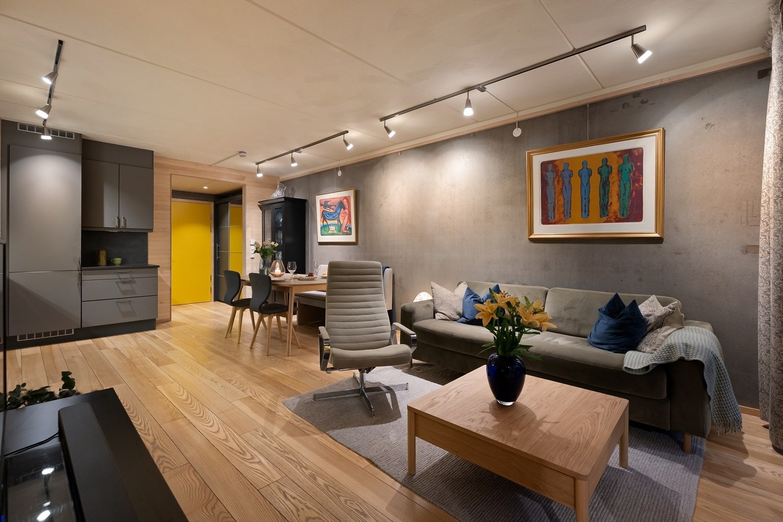 Plass til flere naturlige soner med både sofa- og spisegruppe. Galleribilde