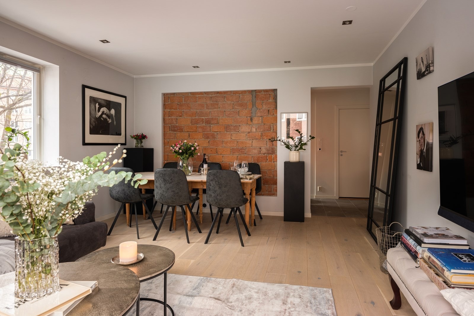 Boligen oppleves moderne - og samtidig byr på flere karakteristiske inntrykk. Galleribilde