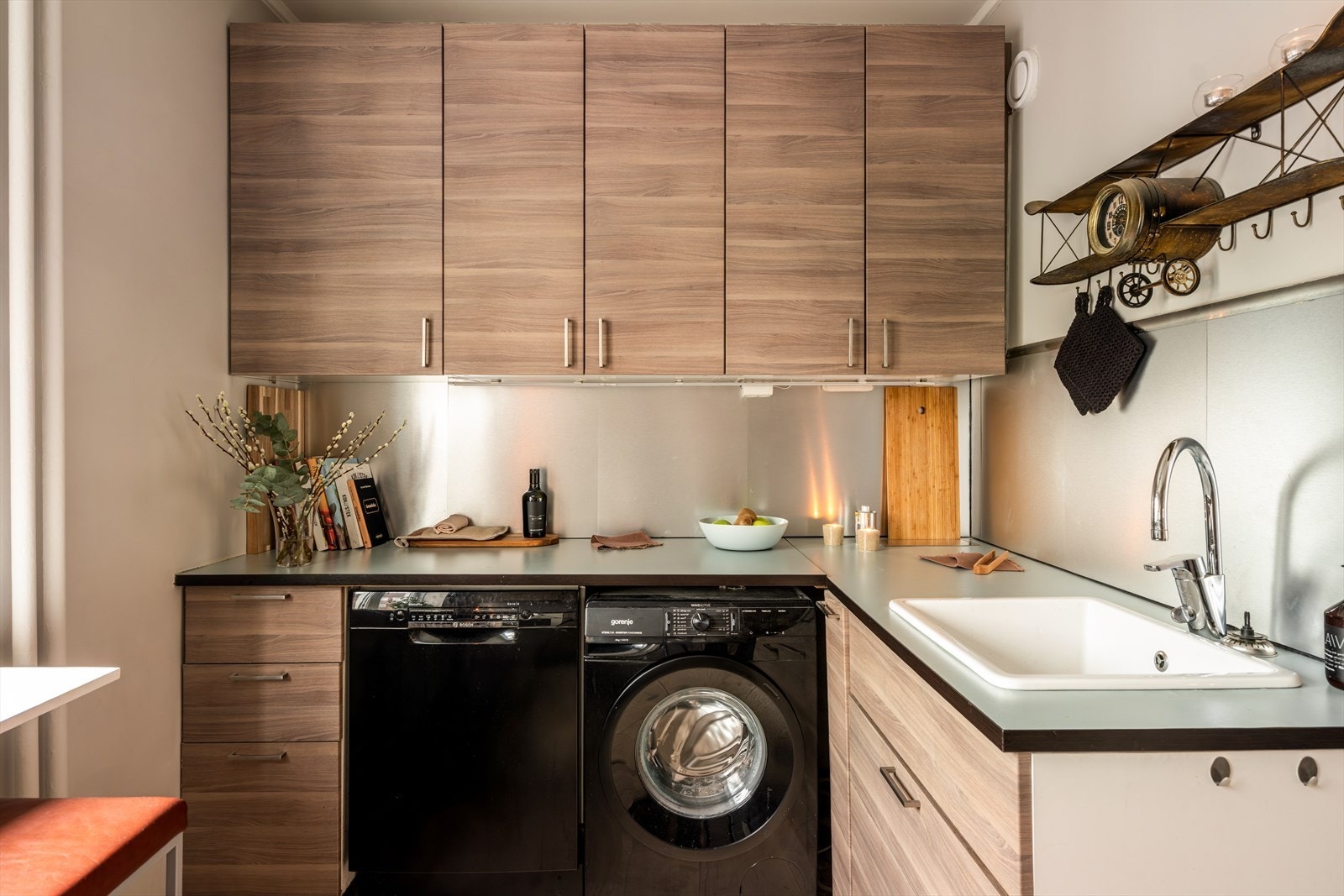 Rikelig med oppbevaringsmuligheter i skuffer og skap - opplegg for vaskemaskin. Galleribilde