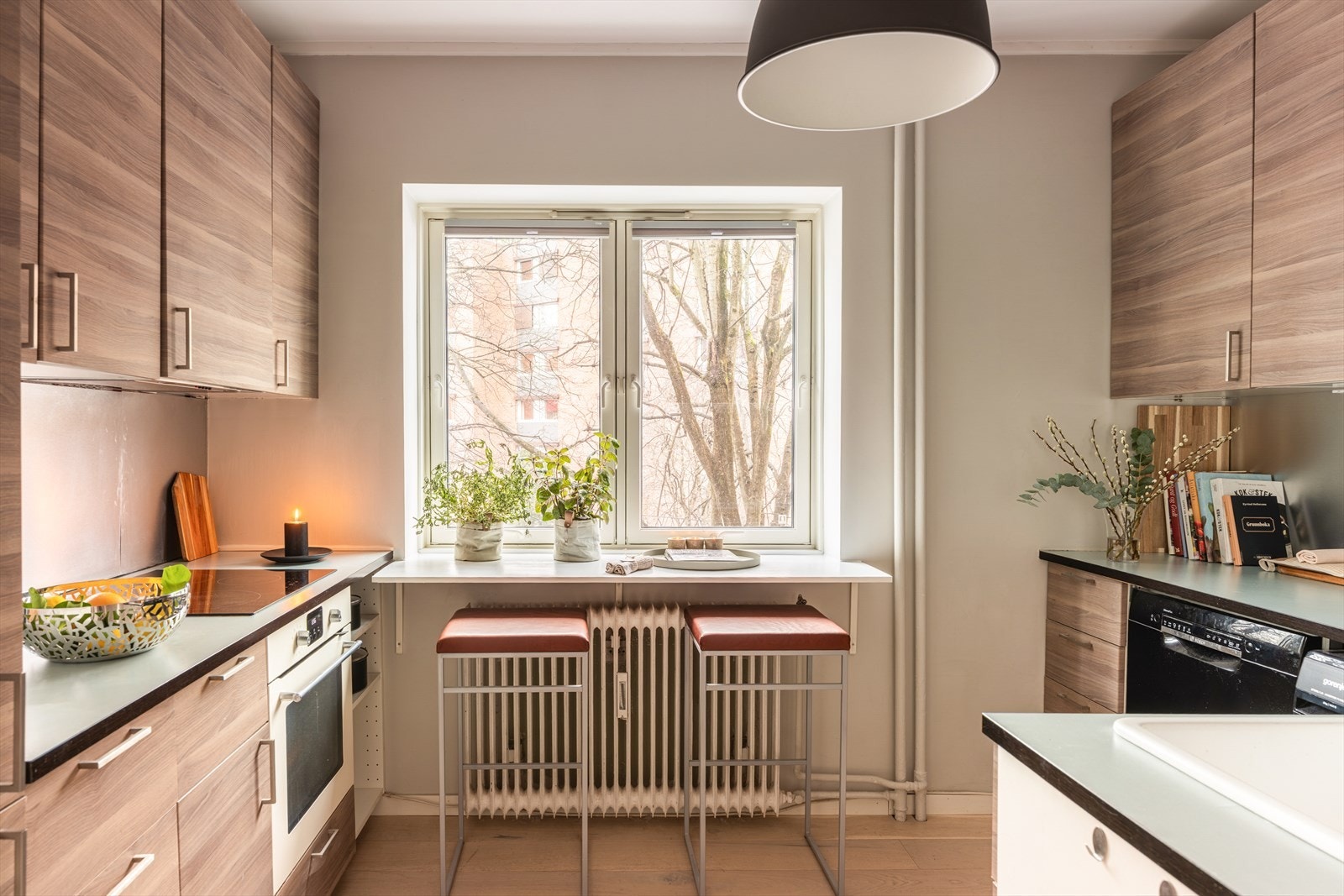 Moderne IKEA-kjøkken i tidløs utførelse. Galleribilde