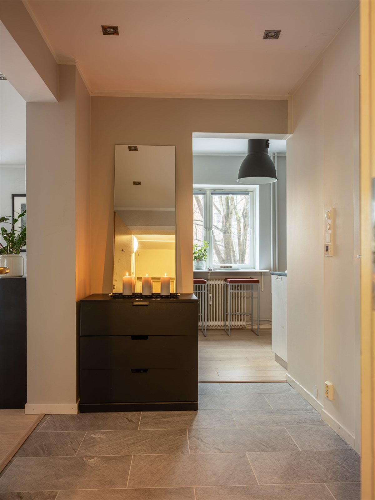 Du ønskes velkommen i en lys og luftig flislagt entré. Galleribilde