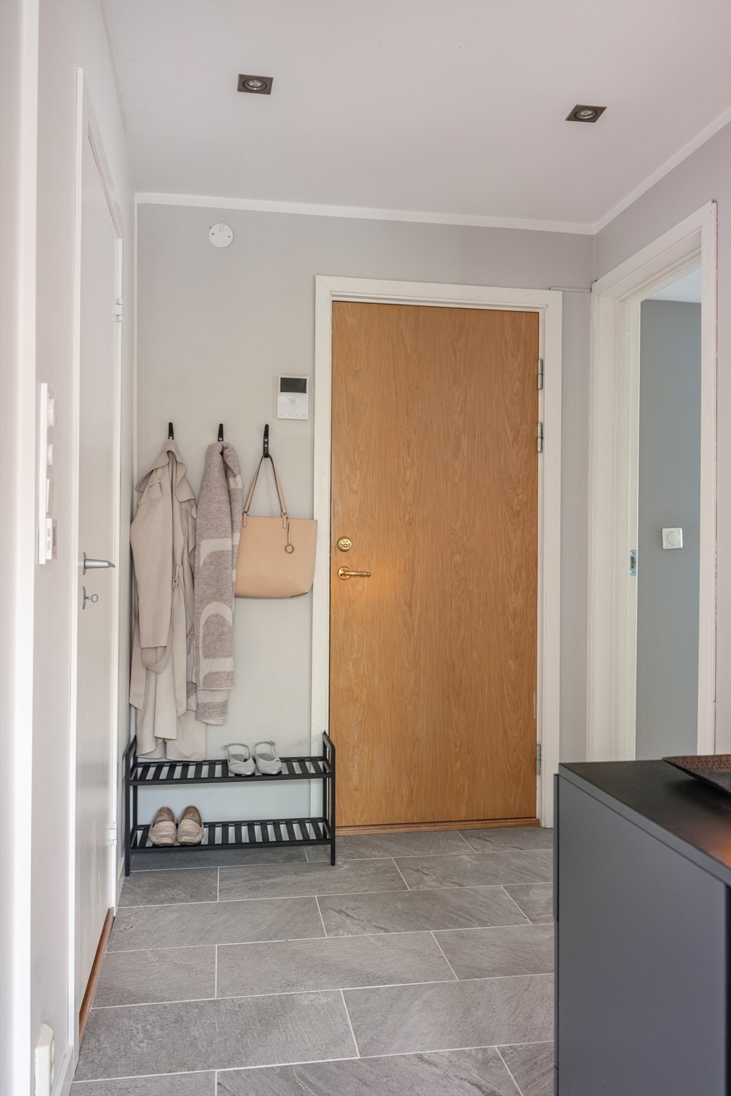 Entréen knyter boligen sammen - flisene på gulvet var nye i 2025. Galleribilde