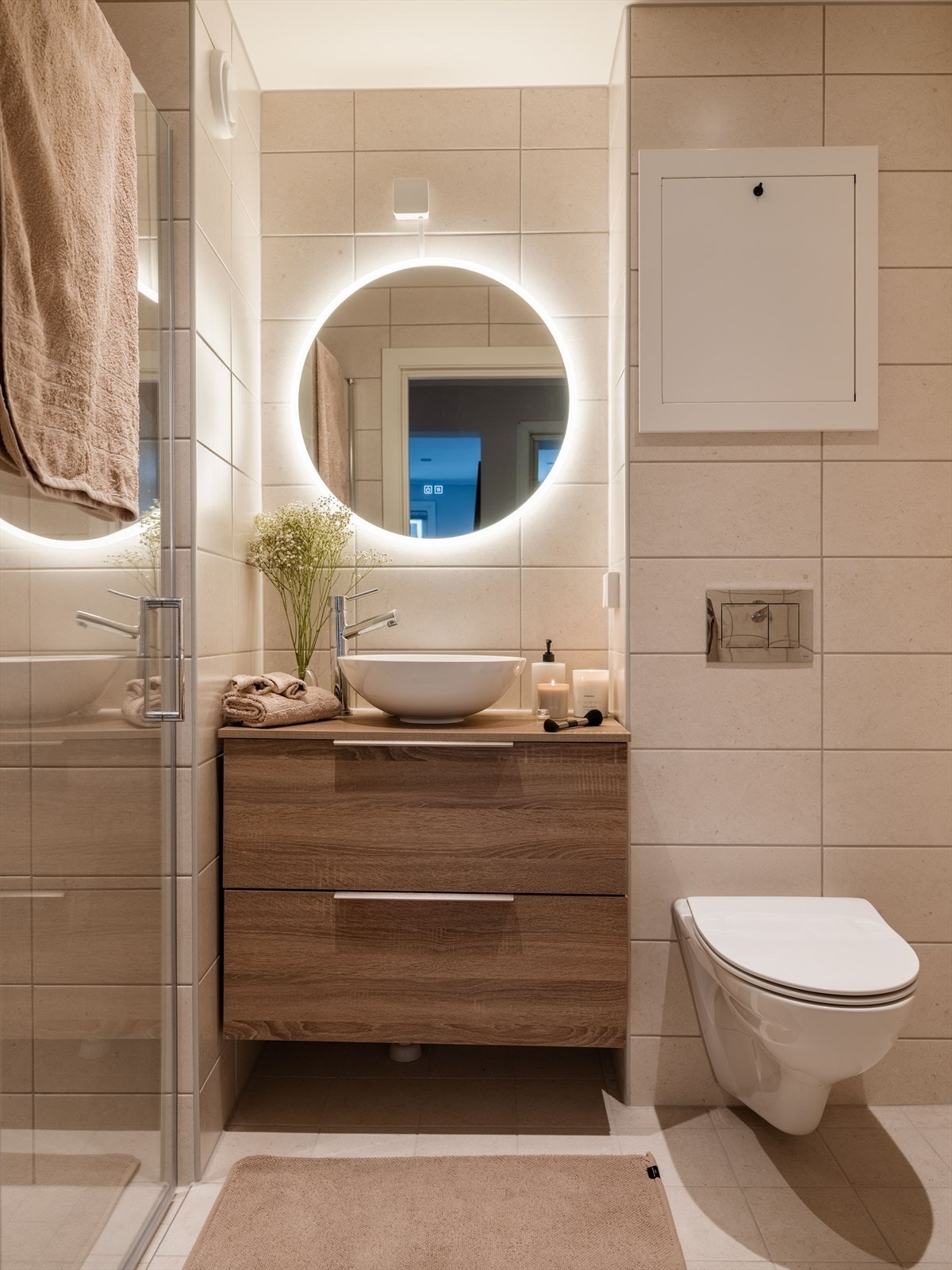 Svært praktisk og delikat baderom med varmekabler i gulvene. Galleribilde