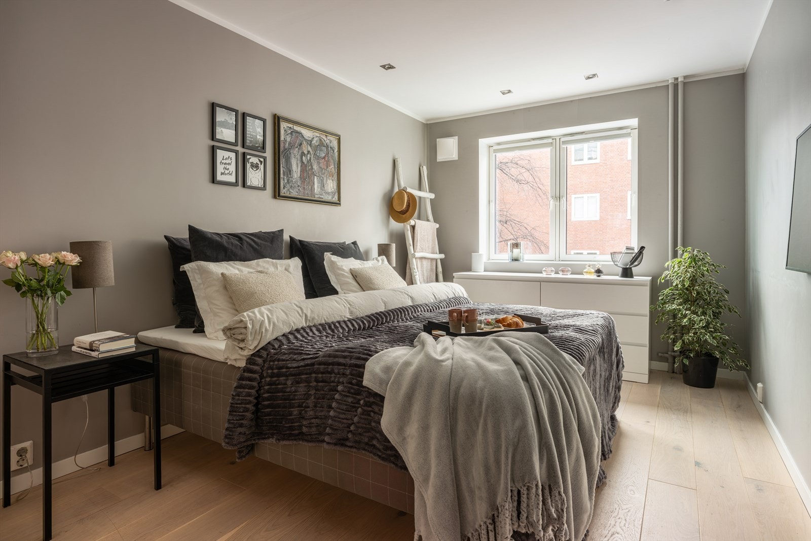 Herlig soverom av generøs størrelse - vender mot rolig sidegate. Galleribilde