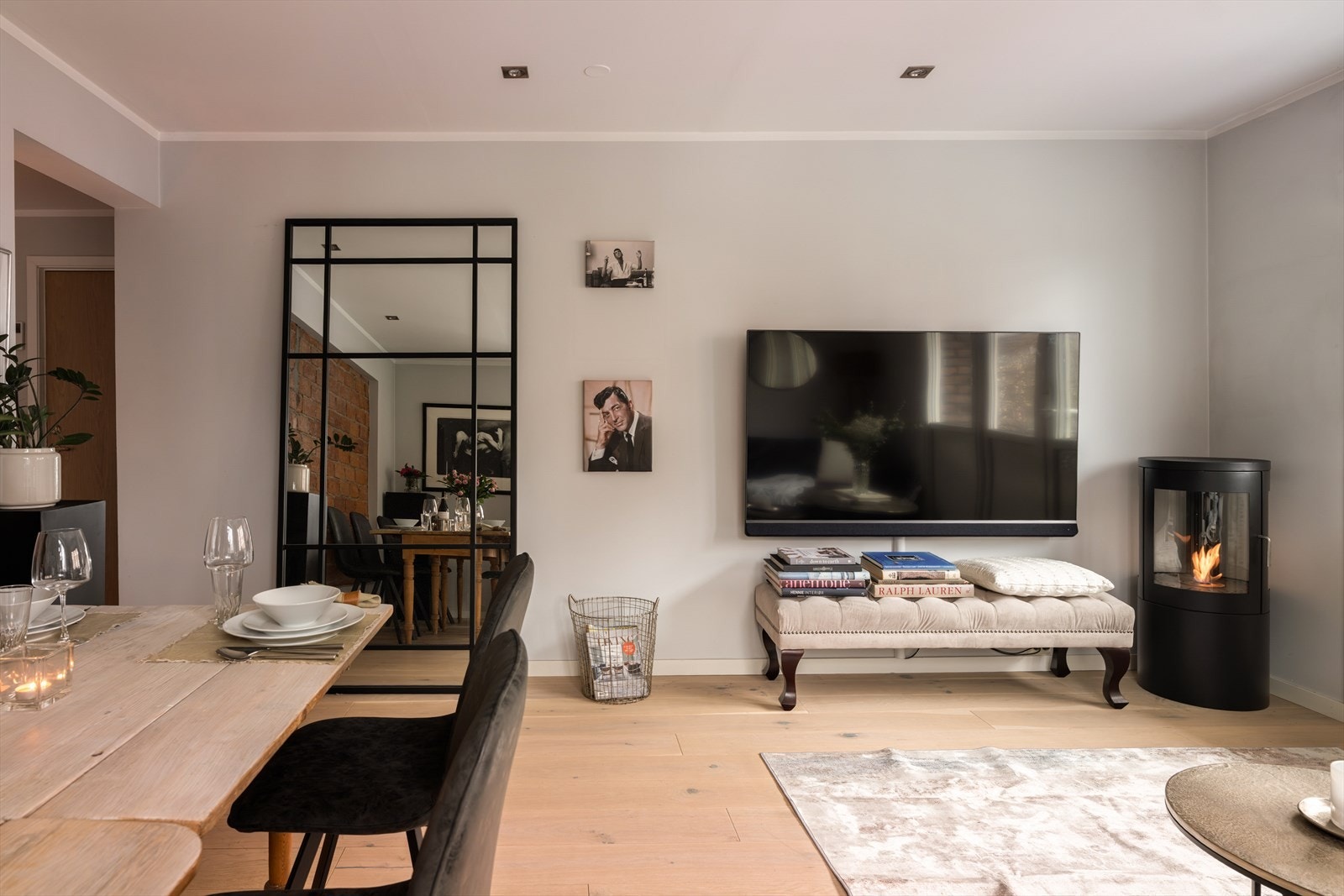 Sosial planløsning med spisestue og sofagruppe i naturlige soner. Galleribilde