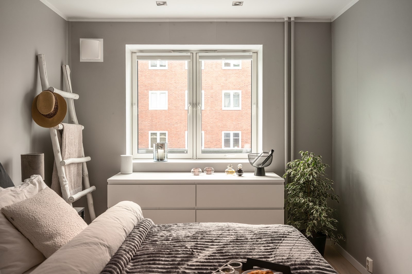 På soverommet er det god plass til dobbeltseng, nattbord og garderobeløsning. Galleribilde